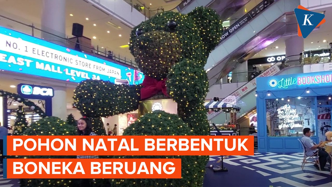 Melihat Pohon Natal Unik di Mal Grand Indonesia