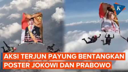 Aksi Penerjun Payung Polri Bentangkan Poster Jokowi dan Prabowo 