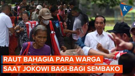 Bahagianya Warga Saat Presiden Jokowi Bagi-bagi Sembako di Depan Istana Bogor