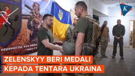 Momen Zelenskyy Kunjungi Donetsk, Beri Medali dan Ucapkan Terima Kasih pada Tentara Ukraina