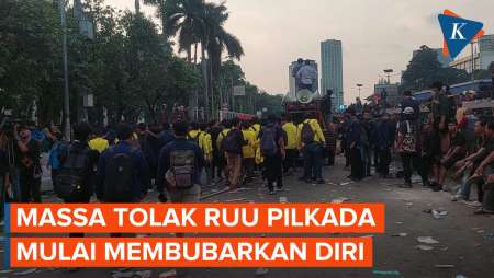 Sejumlah Massa Mahasiswa di Depan DPR Membubarkan Diri