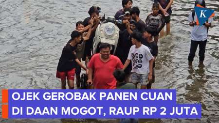 Banjir Di Daan Mogot Bawa Rezeki, Warga Cuan Jutaan Rupiah Hasil Angkut Motor