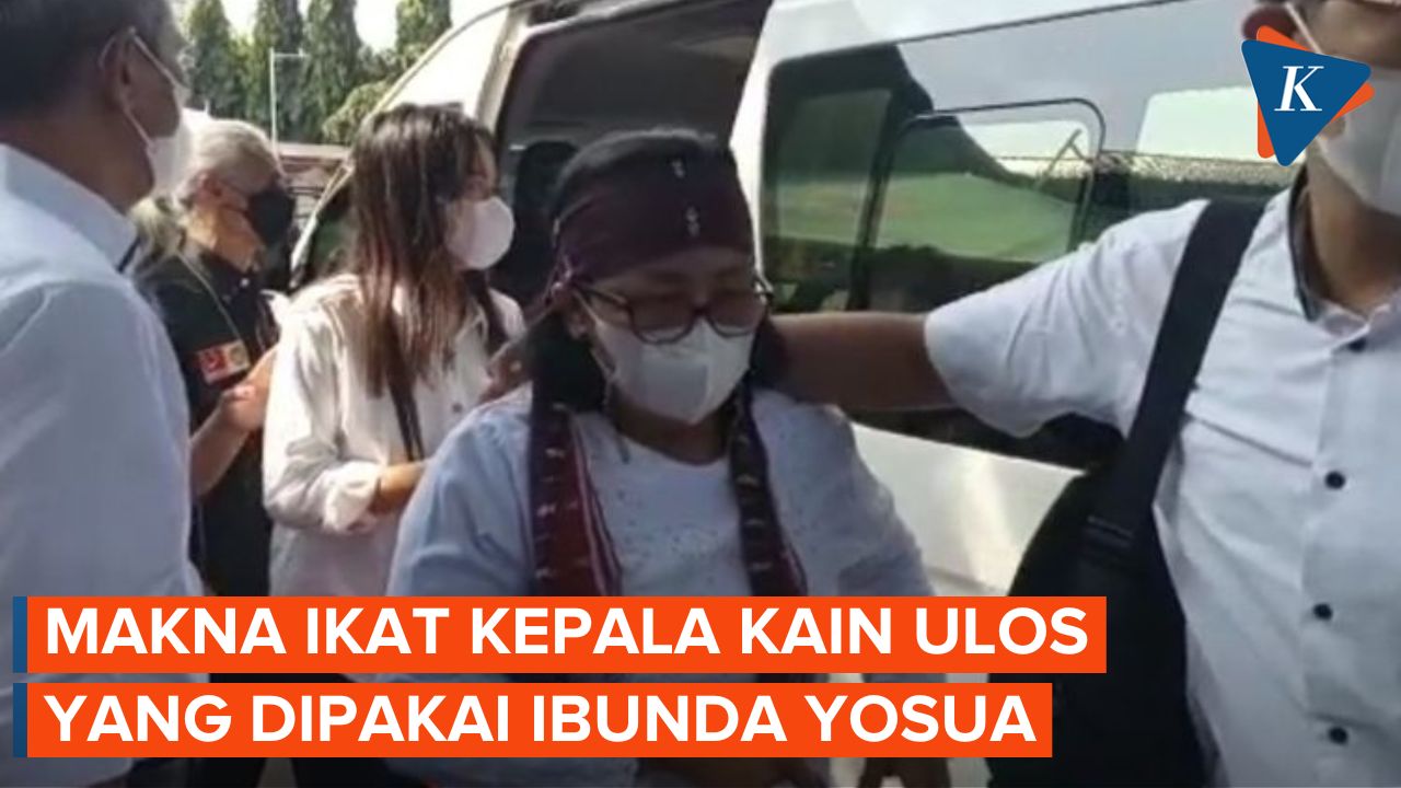 Ibunda Brigadir J Tiba di PN Jakarta Selatan dengan Kain Ulos yang Diikatkan di Kepala