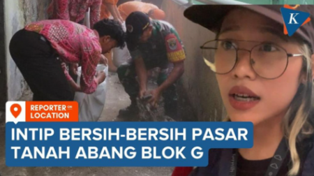 Momen Petugas Gabungan Bersih-bersih Blok G Pasar Tanah Abang yang Terbengkalai