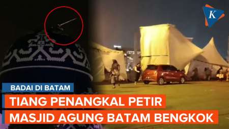 Badai Terjang Batam, Tiang Penangkal Petir Masjid Agung Batam Bengkok