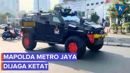 Situasi Polda Metro Jaya Dijaga Ketat Rantis Brimob