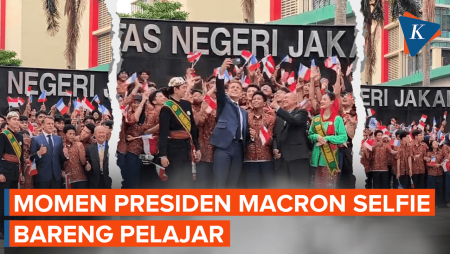 Momen Presiden Macron Pinjam Ponsel untuk Selfie dengan Puluhan Pelajar di UNJ