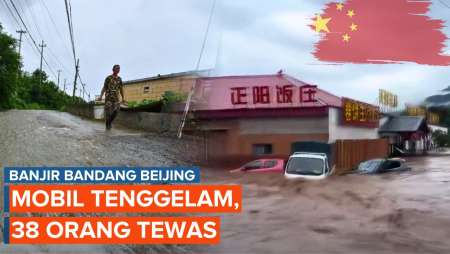 Penampakan Mobil-mobil Terendam Saat Banjir Bandang di Beijing, China
