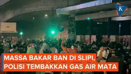 Gas Air Mata Ditembakkan di Slipi, Massa Sempat Bakar Ban di Tengah Jalan