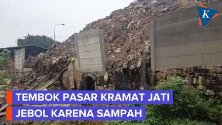 Sampah Menggunung Sebabkan Tembok Pasar Kramat Jati Jebol