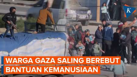 Saat Orang-orang Berebut Bantuan Saat Truk Datang di Perbatasan Rafah