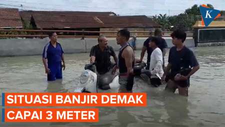 Warga Demak Evakuasi Motor dari Banjir Kedalaman 3 Meter