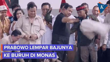 Momen Prabowo Buka Baju, Lalu Berikan Ke Buruh