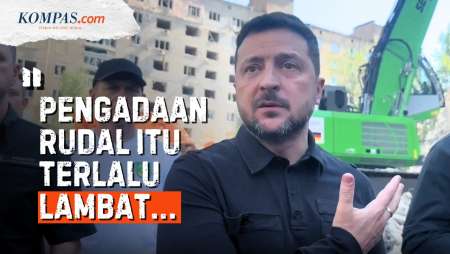 Di Depan Bangunan Hancur Imbas Dirudal Rusia, Zelensky “Merengek” ke AS