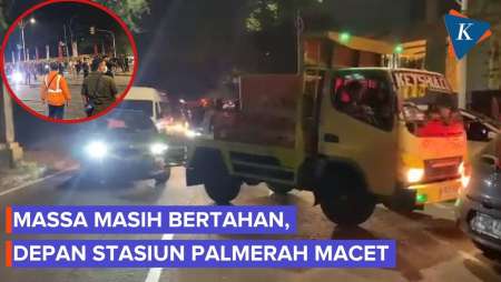 Massa Masih Bertahan, Arus Lalu Lintas di Depan Stasiun Palmerah Macet dan Dialihkan