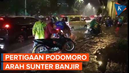 Banjir di Pertigaan Podomoro Arah Sunter