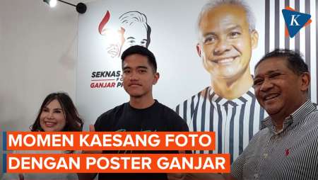 Kaesang Foto Bareng Poster Ganjar saat Kunjungi Markas Relawan Seknas Jokowi