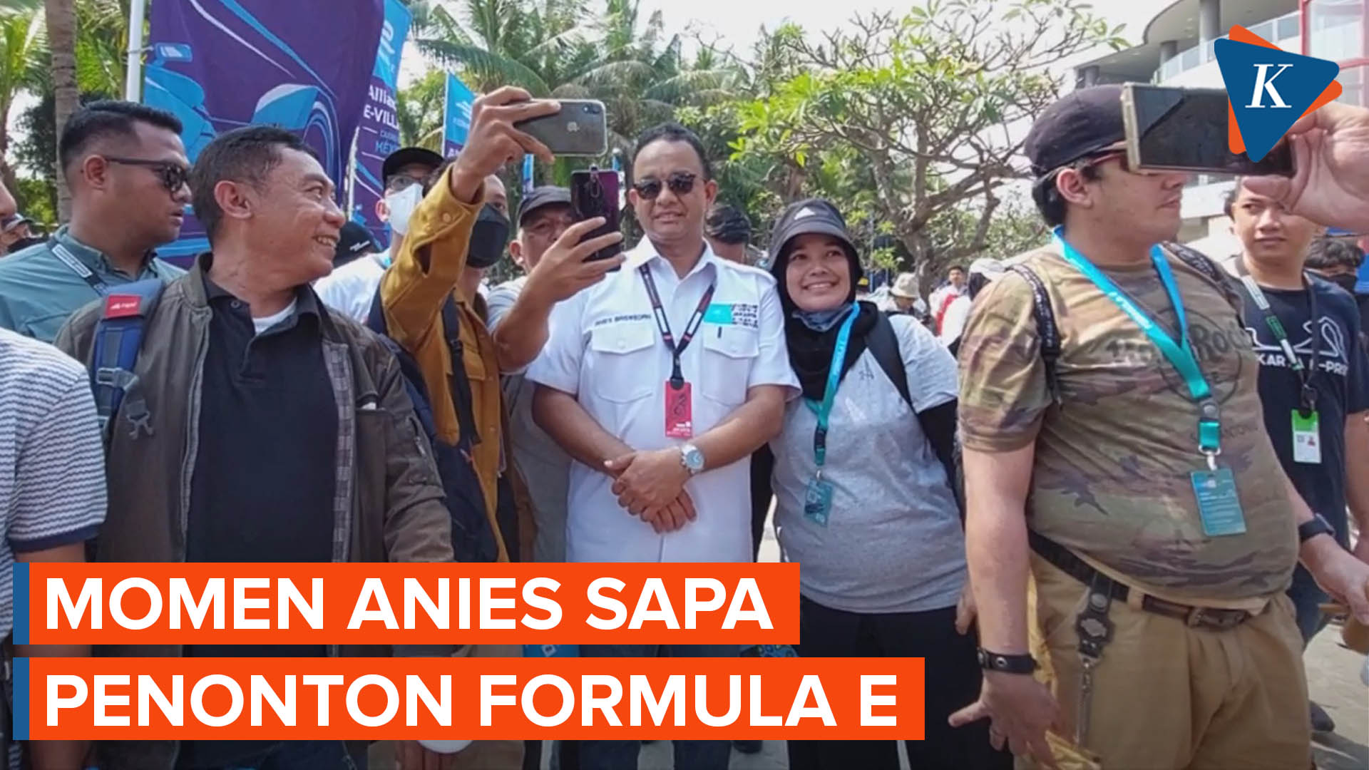 Anies Baswedan Sapa Penonton hingga Kunjungi Booth Formula E Jakarta