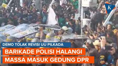 Polisi Pukul Mundur Massa Demo Tolak RUU Pilkada di Halaman DPR, Dibalas Lemparan Botol