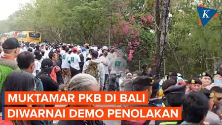 Demo Tolak Muktamar PKB, Massa Saling Dorong dengan Polisi