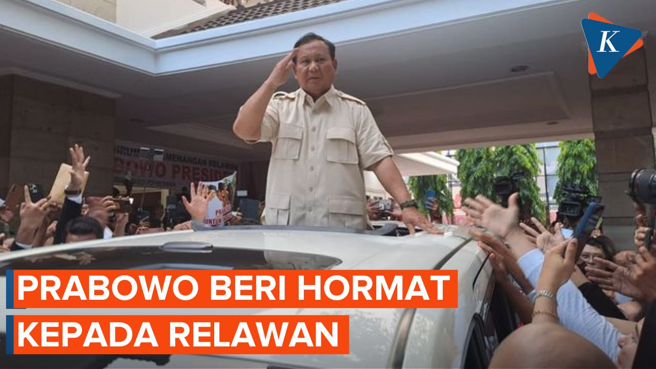 Momen Prabowo Beri Hormat ke Relawan dari "Sunroof" Mobil di Rumah Pemenangan