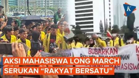 Momen Long March Mahasiswa ke Bundaran HI, Serukan “Rakyat Bersatu Tak Bisa Dikalahkan”