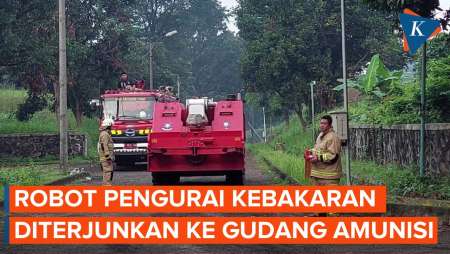 Robot Damkar Diterjunkan Padamkan Kebakaran Gudang Amunisi TNI di Ciangsana Bogor