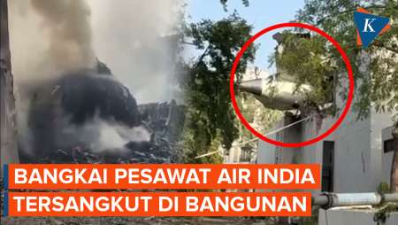 Penampakan Bangkai Pesawat India Air Usai Jatuh Menghantam Gedung