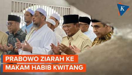 Momen Prabowo Nyekar ke Makam Habib Ali Alhabsyi