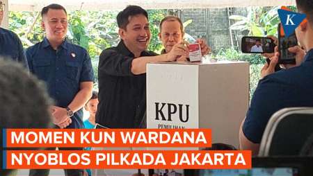 Momen Kun Wardana Nyoblos Pilkada Jakarta bersama Keluarga