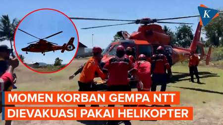 Momen Korban Gempa NTT Dievakuasi Menggunakan Helikopter