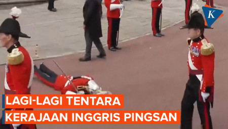 Momen Tentara Kerajaan Inggris Pingsan Tepat Sebelum Rombongan Kerajaan Lewat