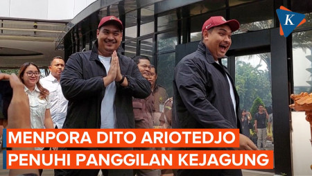 Gaya Santai Menpora Dito Ariotedjo Saat Tiba di Kejagung