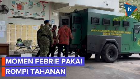 Febrie Pakai Rompi Tahanan Saat Diperiksa Kejagung