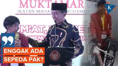 Detik-detik Presiden Jokowi Ditagih Sepeda oleh Mahasiswa di Palembang