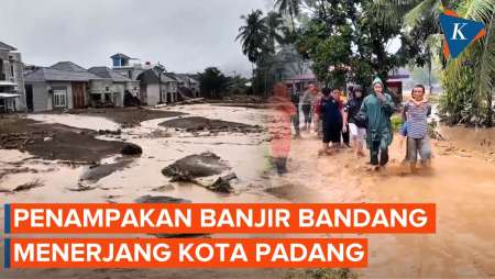 Penampakan Banjir Di Kota Padang, Warga: Air Terus Naik, Terpaksa Naik Ke Atap