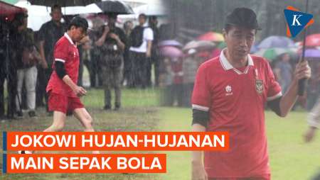 Bahagianya Jokowi Main Bola Hujan-hujanan hingga ke Amplaz Sleman