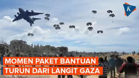 Momen Paket Bantuan Turun dari Langit Gaza