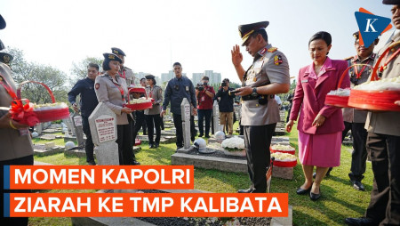 Jelang HUT Polri, Kapolri Ziarah dan Tabur Bunga di TMP Kalibata