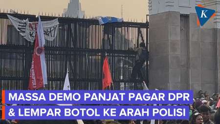 Demo Di DPR, Massa Panjat Pagar Dan Lempar Botol Ke Arah Polisi
