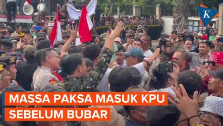 Massa Sempat Saling Dorong dengan Polisi, Paksa Masuk Gedung KPU