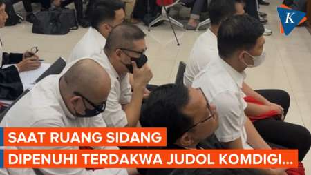 Saat Ruang Sidang Dipenuhi Puluhan Terdakwa-Pengacara Kasus Pengamanan Situs Judol Komdigi…