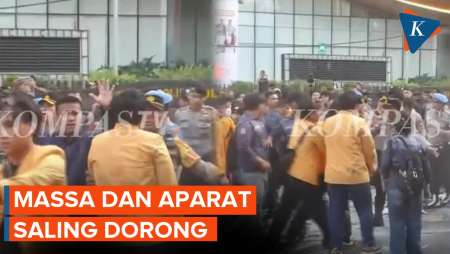 Detik-detik Massa Dan Polisi Saling Dorong Di Kawasan Silang Monas