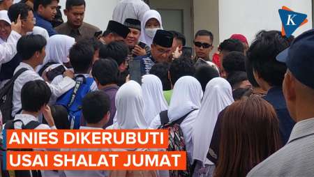 Momen Anies Diserbu Pelajar Selepas Shalat Jumat di Masjid Agung Al-Azhar