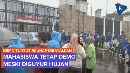 Situasi Demo Mahasiswa Tolak RKUHAP Di DPR Meski Diguyur Hujan