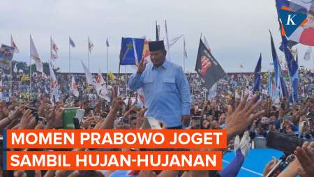 Momen Prabowo Joget sambil Hujan-hujanan Saat Kampanye di Sidoarjo