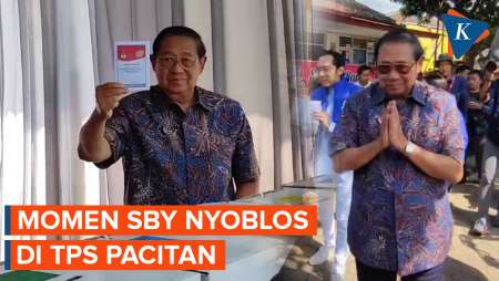 Momen SBY Nyoblos dan Pamer KTP Pacitan