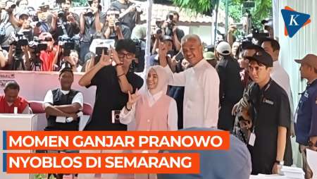 Ganjar Nyoblos di Semarang, Ingatkan Awas Sandal Hilang