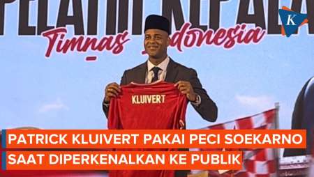 Patrick Kluivert Berpeci Hitam Ala Soekarno Sambil Pamer Kaos Timnas Indonesia