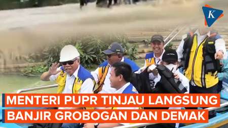 Momen Menteri Basuki Naik Perahu Sambangi Banjir di Grobogan dan Demak